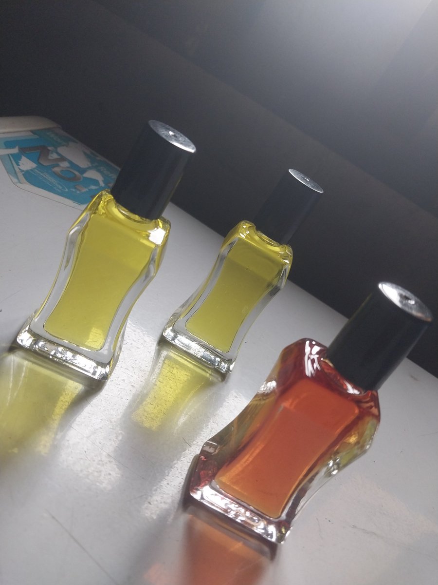 fabmoney47's tweet photo. @_babygirlabby The fragrance stays with you for 3 days &amp; beyound. It doesn't have a name, I call it the nameless pef 😄😄, but the fragrance doesn't leave your clothes even after you wash it. Very tick, non diluted, very affordable. Just N15k https://t.co/dCi80uJO5F