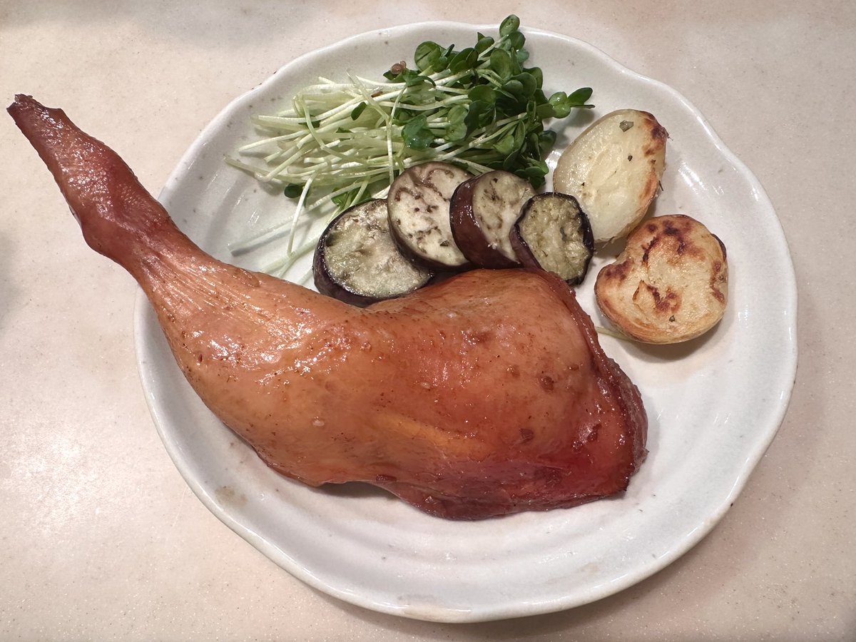 sl_e__e_py's tweet photo. ローストチキン
最近は野菜が高くて困る
#おうちごはん https://t.co/8MEbiwSpI0