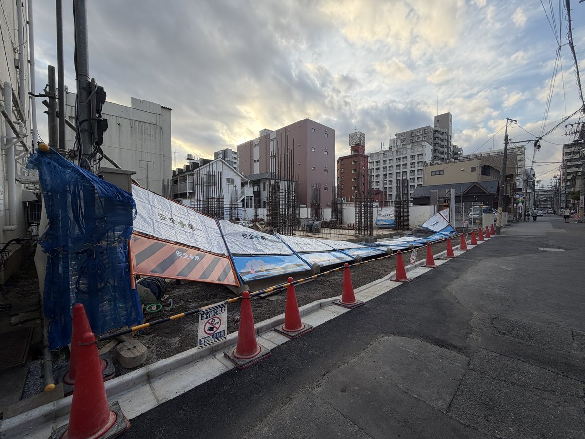 Yuki_Sugaya_'s tweet photo. 西川口駅にほど近い建設現場において、仮囲いの一部が倒れている状況を確認しました。

現場内への立入りが可能な状態であり、安全上の懸念があったため、現場担当者へ連絡を試みましたが連絡がつきませんでした。

また、市役所も閉庁日であったことから警察へ状況を報告し、対応を引き継ぎました。

その後、仮囲いは無事に是正され、安全が確保されたことを確認しています。

迅速に対応していただいた川口警察署の皆様に感謝申し上げます。