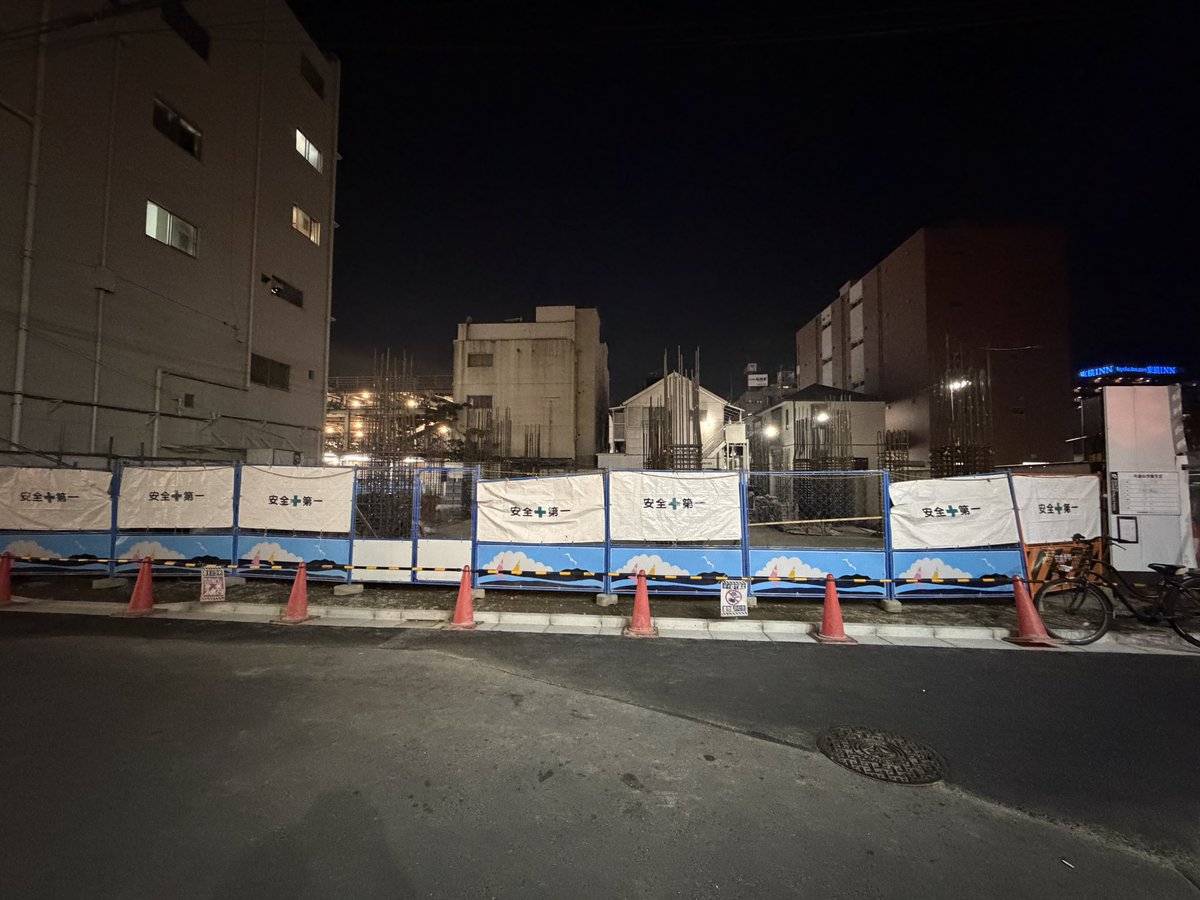 Yuki_Sugaya_'s tweet photo. 西川口駅にほど近い建設現場において、仮囲いの一部が倒れている状況を確認しました。

現場内への立入りが可能な状態であり、安全上の懸念があったため、現場担当者へ連絡を試みましたが連絡がつきませんでした。

また、市役所も閉庁日であったことから警察へ状況を報告し、対応を引き継ぎました。

その後、仮囲いは無事に是正され、安全が確保されたことを確認しています。

迅速に対応していただいた川口警察署の皆様に感謝申し上げます。