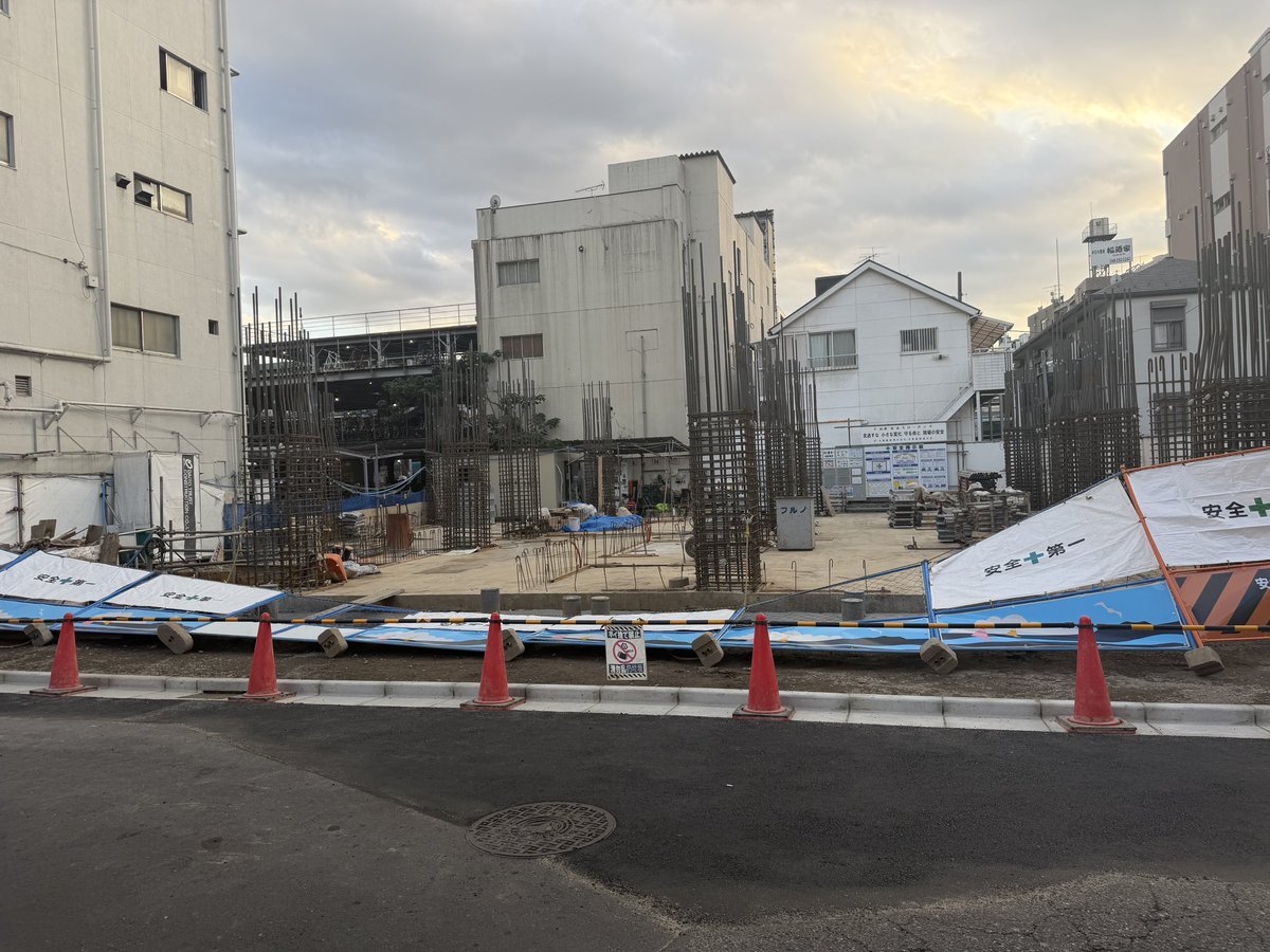 Yuki_Sugaya_'s tweet photo. 西川口駅にほど近い建設現場において、仮囲いの一部が倒れている状況を確認しました。

現場内への立入りが可能な状態であり、安全上の懸念があったため、現場担当者へ連絡を試みましたが連絡がつきませんでした。

また、市役所も閉庁日であったことから警察へ状況を報告し、対応を引き継ぎました。

その後、仮囲いは無事に是正され、安全が確保されたことを確認しています。

迅速に対応していただいた川口警察署の皆様に感謝申し上げます。
