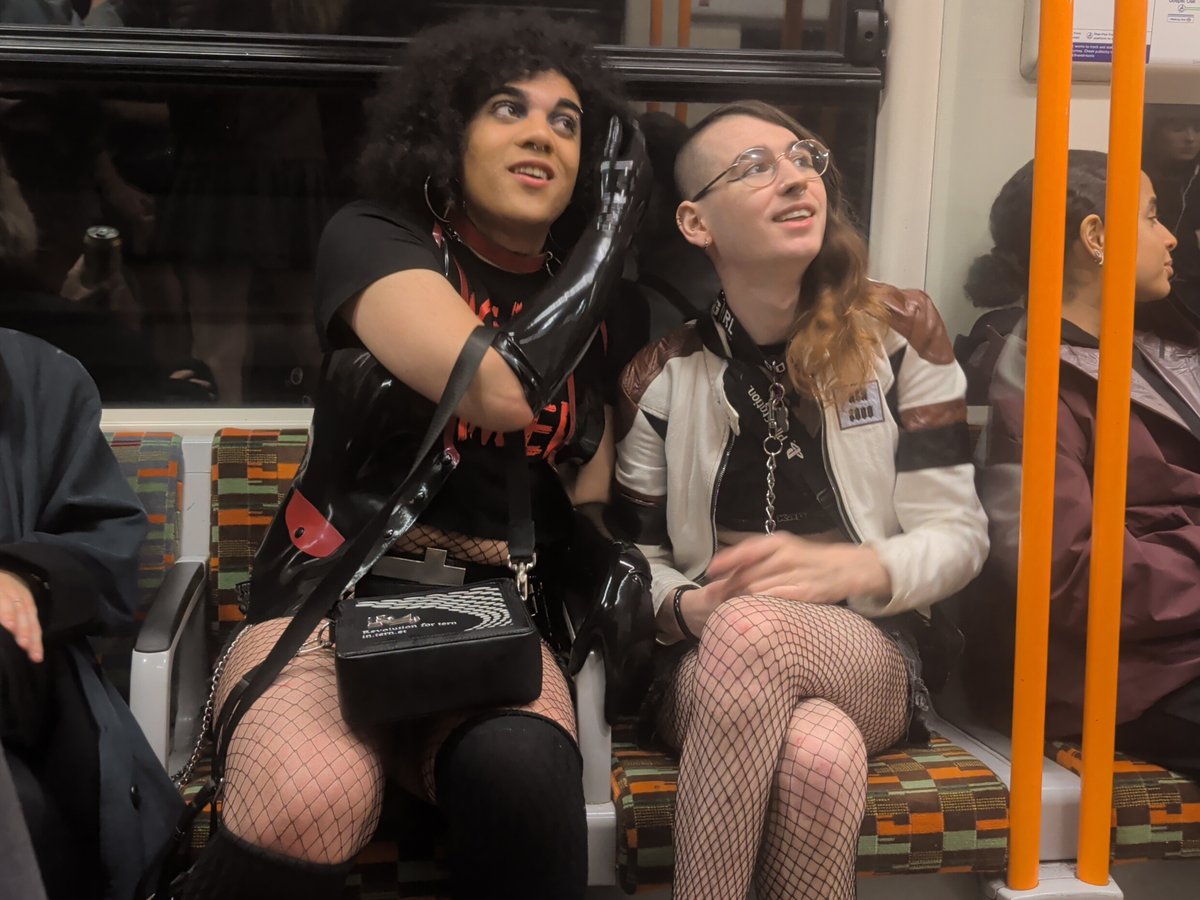 KrookTM's tweet photo. admiring the london public transport system....woaaw... https://t.co/mFLtzWWan5