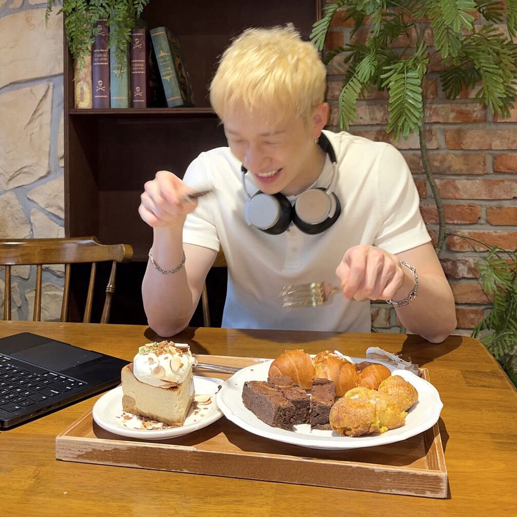 mimsoup's tweet photo. study buddy birthday boy 🤓📚 https://t.co/CwlPz17X82