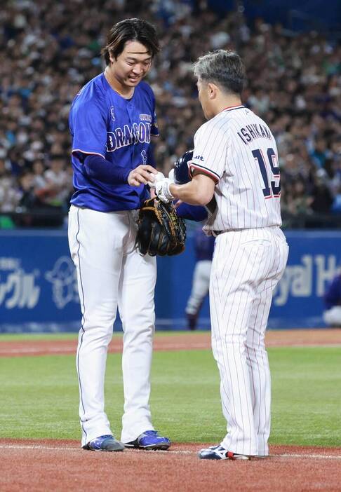 gnomotoke's tweet photo. 【中日】高橋宏斗が引退試合のヤクルト・石川雅規を三飛に打ち取る　ボールを手渡してがっちり握手（スポーツ報知）-Yahoo!ニュース https://t.co/GmnToLBGze

◆JERAセ・リーグ　ヤクルト―中日（3日・神宮）
中日・高橋宏が、この日が引退試合となったヤクルト・石川と対戦した。 https://t.co/Y4NMUNKF09