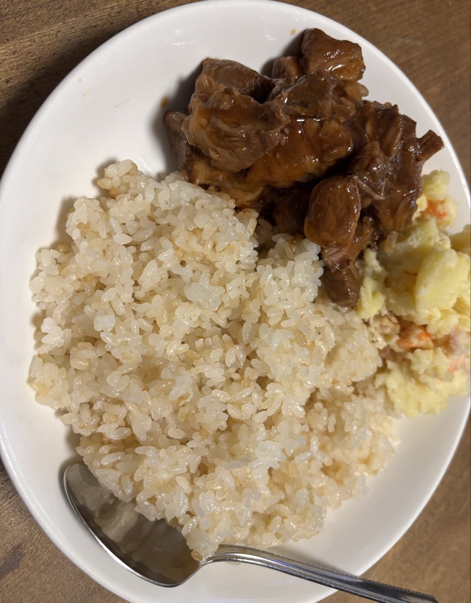 re_zunsando's tweet photo. プルドポークにガーリックライスとポテサラを添えて。
ほろほろになったお肉にソースを絡めるとさらにお酒が進む。 https://t.co/gzrruNNd4Q