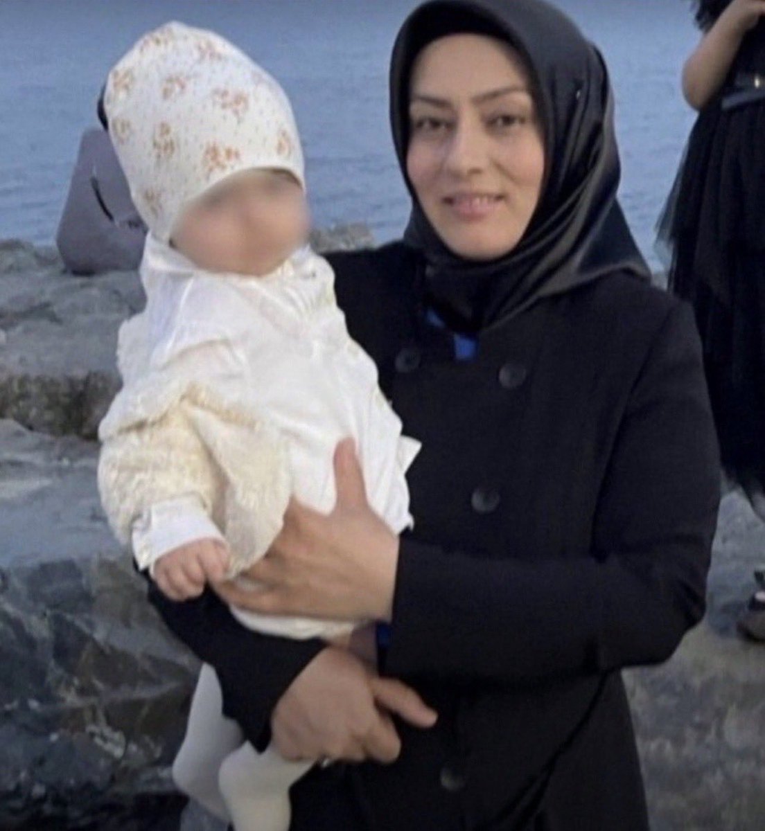 otekicocuk_x's tweet photo. Yargıtay bozdu. Ama Deniz Gündoğdu öğretmen hâlâ içeride. 💔 Bebeği Asude, hayatının ilk günlerini annesinin kucağı yerine bir duvarın ardındaki sesini bekleyerek geçiriyor. Hukuk konuştu, sıra vicdanda.
#AIHMdenKHKçağrısı
@ulasugras https://t.co/klh1bawjl3