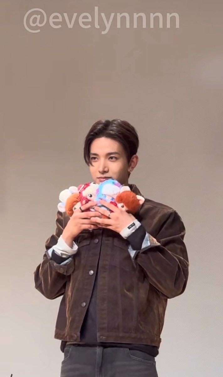 heeseungggiiee2's tweet photo. heeseung said on weverse dms earlier today that evers gave him the opportunity to do figurine unboxing and he’s so satisfied with it. apparently it gives him such a dopamine rush…

looks like evers got him more to open today 😭 it’s like watching a little 5 year old kid unboxing presents on their birthday kekeke