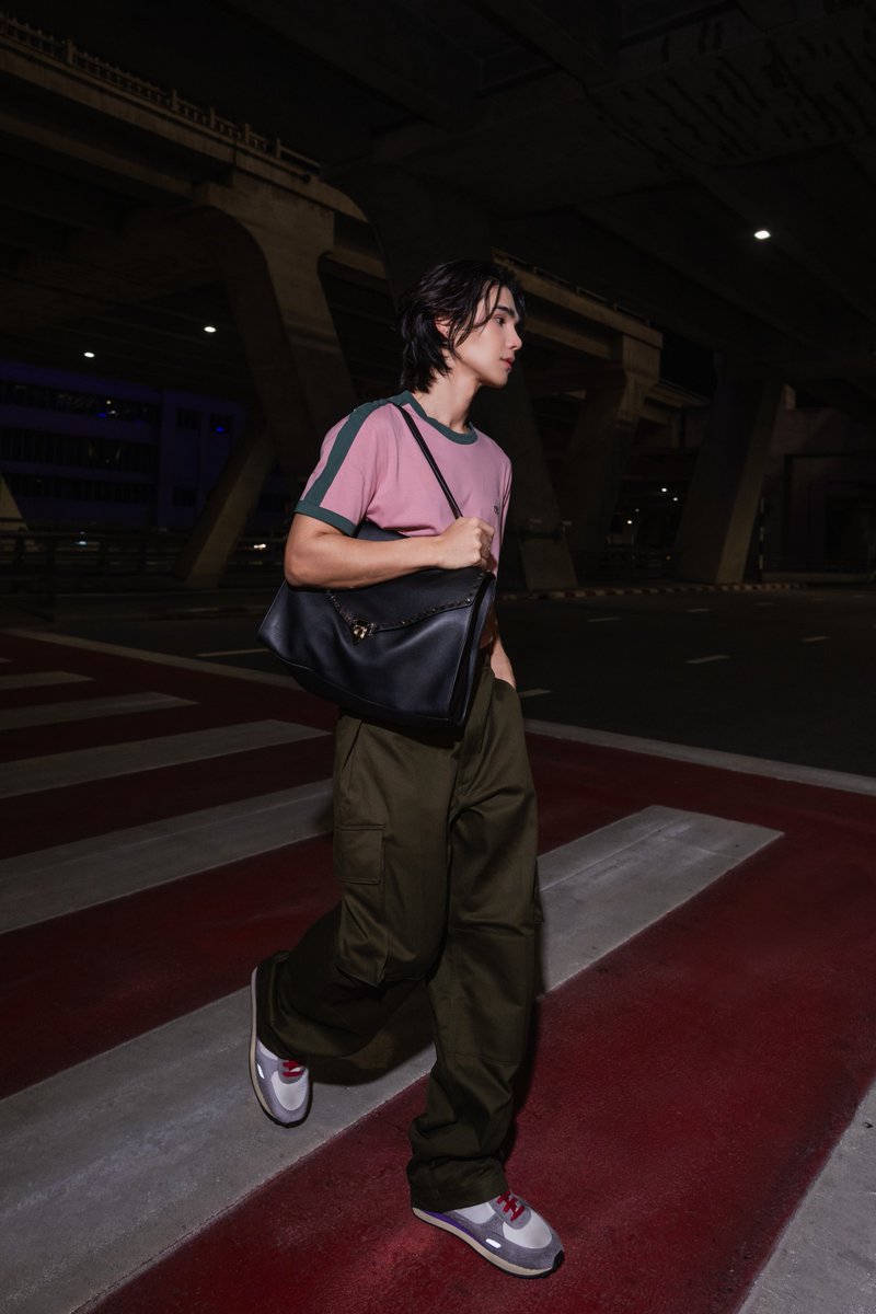 girlngloss's tweet photo. แบรนด์แอมบาสเดอร์ประจำเมซง ฟรีน สโรชา (Freen Sarocha) สวมใส่ลุคจาก Valentino โดยผู้อำนวยการฝ่ายสร้างสรรค์ อเลสซานโดร มิเคเล (Alessandro Michele) พร้อมคอมพลีตลุคด้วยกระเป๋า Valentino Garavani Rockstud Maxxing bag และรองเท้า Rockstud ballerinas ระหว่างเดินทางไปร่วมชมแฟชั่นโชว์ Valentino Antibiblioteca Spring-Summer 2027 ณ กรุงปารีส ประเทศฝรั่งเศส ในวันอาทิตย์ที่ 4 ตุลาคม 2569 เวลา 15:30 น. (CET) หรือ เวลา 20:30 น. ตามเวลาประเทศไทย
 
ขณะที่ แบรนด์แอมบาสเดอร์ประจำเมซง เจฟ ซาเตอร์ (Jeff Satur) สวมใส่ลุคจาก Valentino โดยผู้อำนวยการฝ่ายสร้างสรรค์ อเลสซานโดร มิเคเล (Alessandro Michele) พร้อมสะพายกระเป๋า Valentino Garavani Rockstud Maxxing bag และรองเท้า Stud Up sneakers ระหว่างเดินทางไปร่วมชมแฟชั่นโชว์ Valentino Antibiblioteca Spring-Summer 2027 ณ กรุงปารีส ประเทศฝรั่งเศส ในวันอาทิตย์ที่ 4 ตุลาคม 2569 เวลา 15:30 น. (CET) หรือ เวลา 20:30 น. ตามเวลาประเทศไทย
 
@maisonvalentino
#ValentinoAntibiblioteca
#RockstudMaxxing
#StudUpSneakers
#srchafreen
#jeffsatur