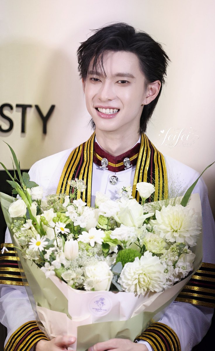 Cat952823's tweet photo. 两种风格的krt @ppoohkt 

#PoohGraduationDay 
#ppoohkt #PooHHooPers https://t.co/EFyFNFkZ7n