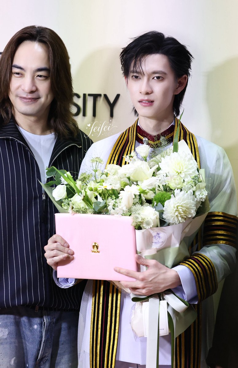 Cat952823's tweet photo. 两种风格的krt @ppoohkt 

#PoohGraduationDay 
#ppoohkt #PooHHooPers https://t.co/EFyFNFkZ7n