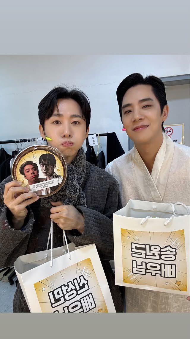 RUNi_yeonmu's tweet photo. 신미니 런 셀카표정 따라한거임????? ㄱㅇㄱ ㅋㅋㅋㅋㅋㅋㅋㅋㅋㅋ https://t.co/Gyz98oWgwO