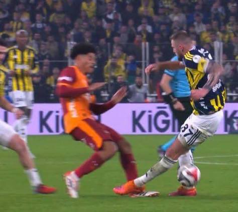 paschaLouwe's tweet photo. @FenerbahCHe2014 Götünüz yiyorsa bir daha 50 metreden penaltı verin 
Hadi bir daha KırmıI vermeyince sizin kafanıI koparalım https://t.co/iL5sRCG8FS
