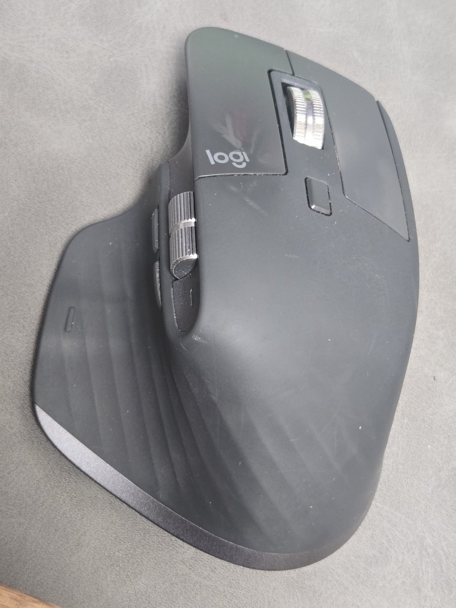 izm's tweet photo. 無限にベトベトになることで有名なMX Master3系は、親切な人が置き換え用の3Dプリントデータを配布してくれてるので、ガッと印刷して組み換えると良い感じ。 https://t.co/Y96m6B82P4