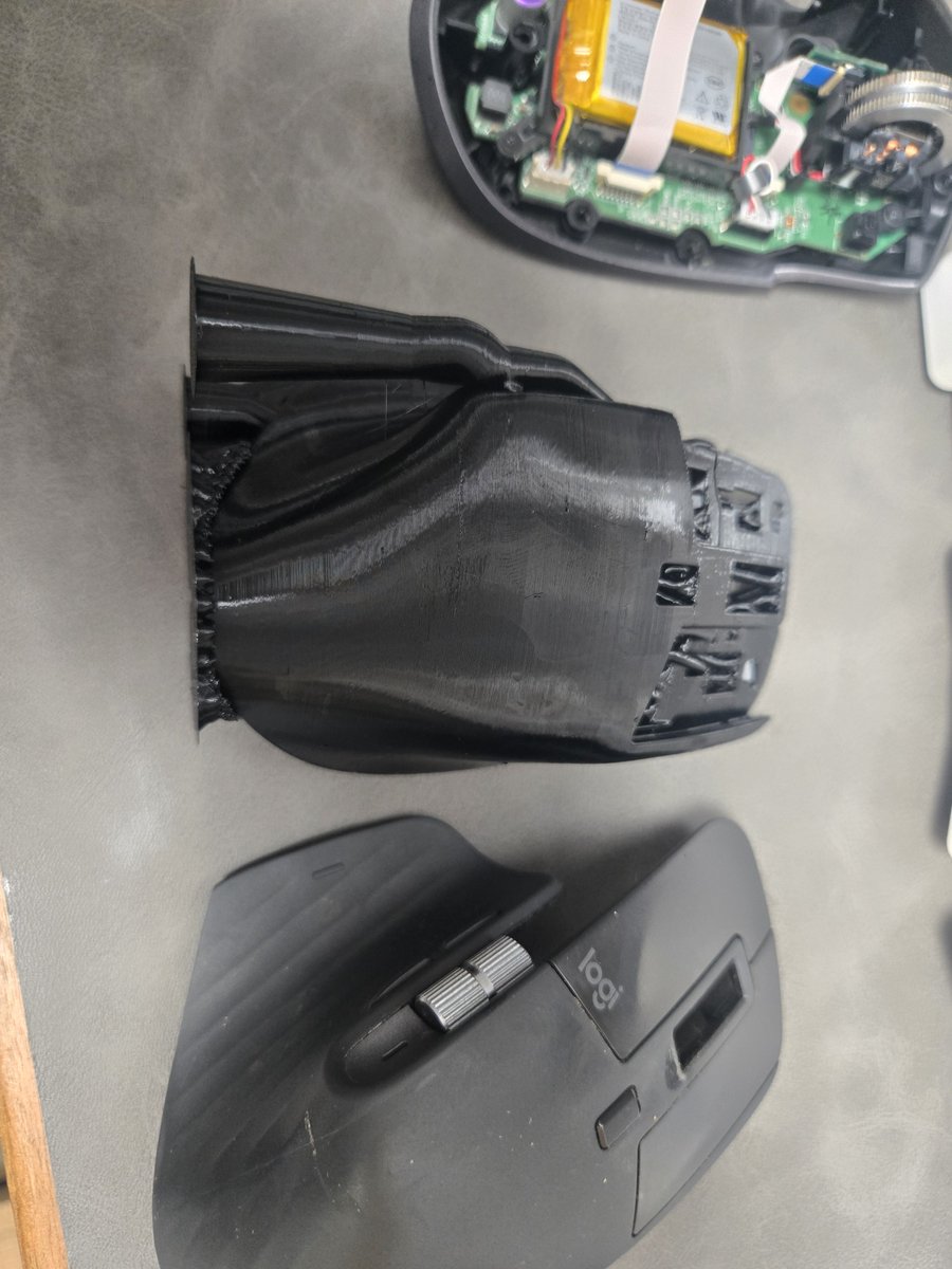 izm's tweet photo. 無限にベトベトになることで有名なMX Master3系は、親切な人が置き換え用の3Dプリントデータを配布してくれてるので、ガッと印刷して組み換えると良い感じ。 https://t.co/Y96m6B82P4