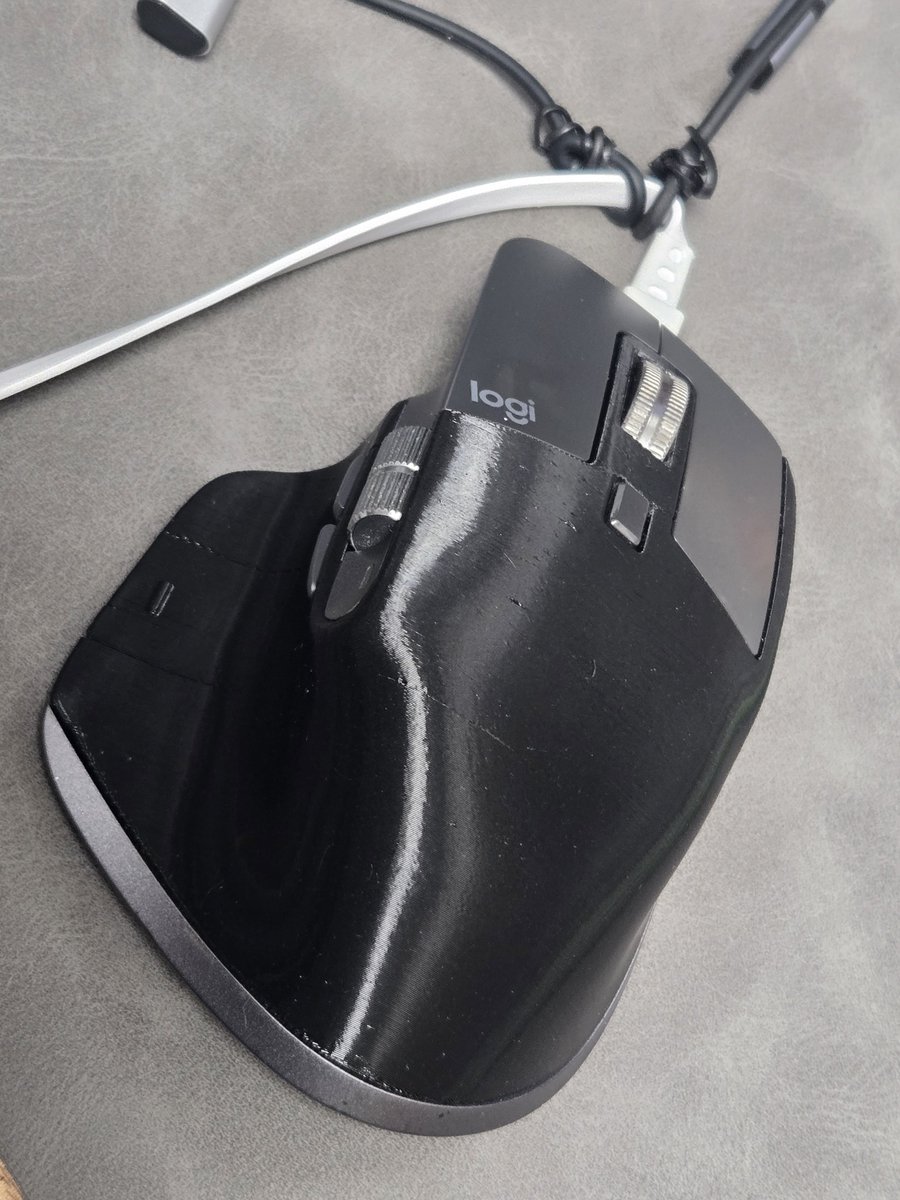 izm's tweet photo. 無限にベトベトになることで有名なMX Master3系は、親切な人が置き換え用の3Dプリントデータを配布してくれてるので、ガッと印刷して組み換えると良い感じ。 https://t.co/Y96m6B82P4