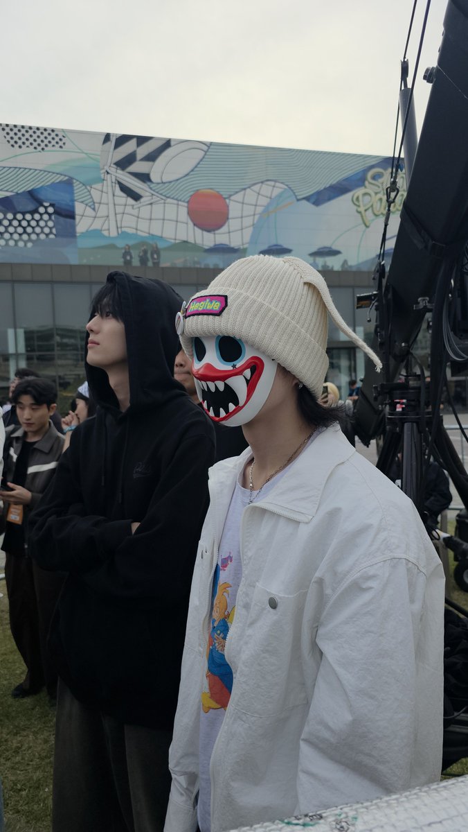 leeea77's tweet photo. XMF FT ISLAND 공연 관람중인 하기와🤡
형아들은 진중하게 관람중인데 혼자 엄청 신났어요.. 6분 넘게 혼자 방방 🥳🥳
너무 작고 하얗고 눈부시고 귀여워서 맨눈으로 바라볼 수가 없었어요..

#하기와 #HAGIWA #ハギワ #하츠웨이브 #hrtzwav https://t.co/L3wraauSa7