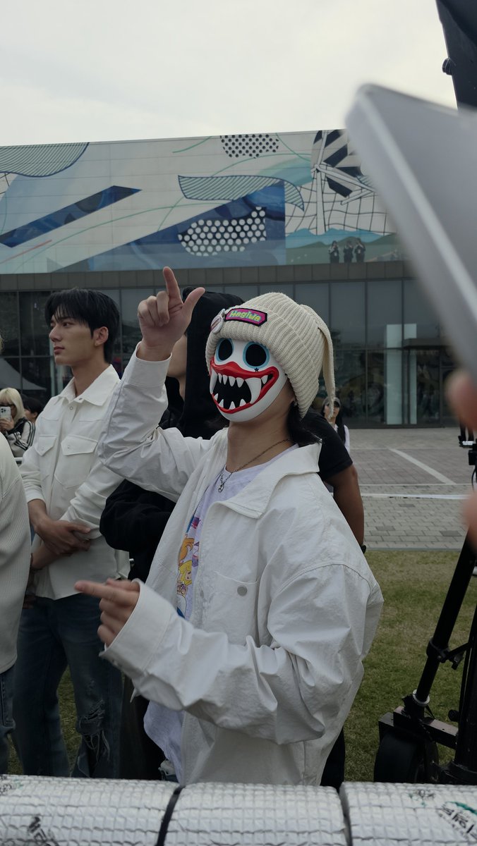 leeea77's tweet photo. XMF FT ISLAND 공연 관람중인 하기와🤡
형아들은 진중하게 관람중인데 혼자 엄청 신났어요.. 6분 넘게 혼자 방방 🥳🥳
너무 작고 하얗고 눈부시고 귀여워서 맨눈으로 바라볼 수가 없었어요..

#하기와 #HAGIWA #ハギワ #하츠웨이브 #hrtzwav https://t.co/L3wraauSa7