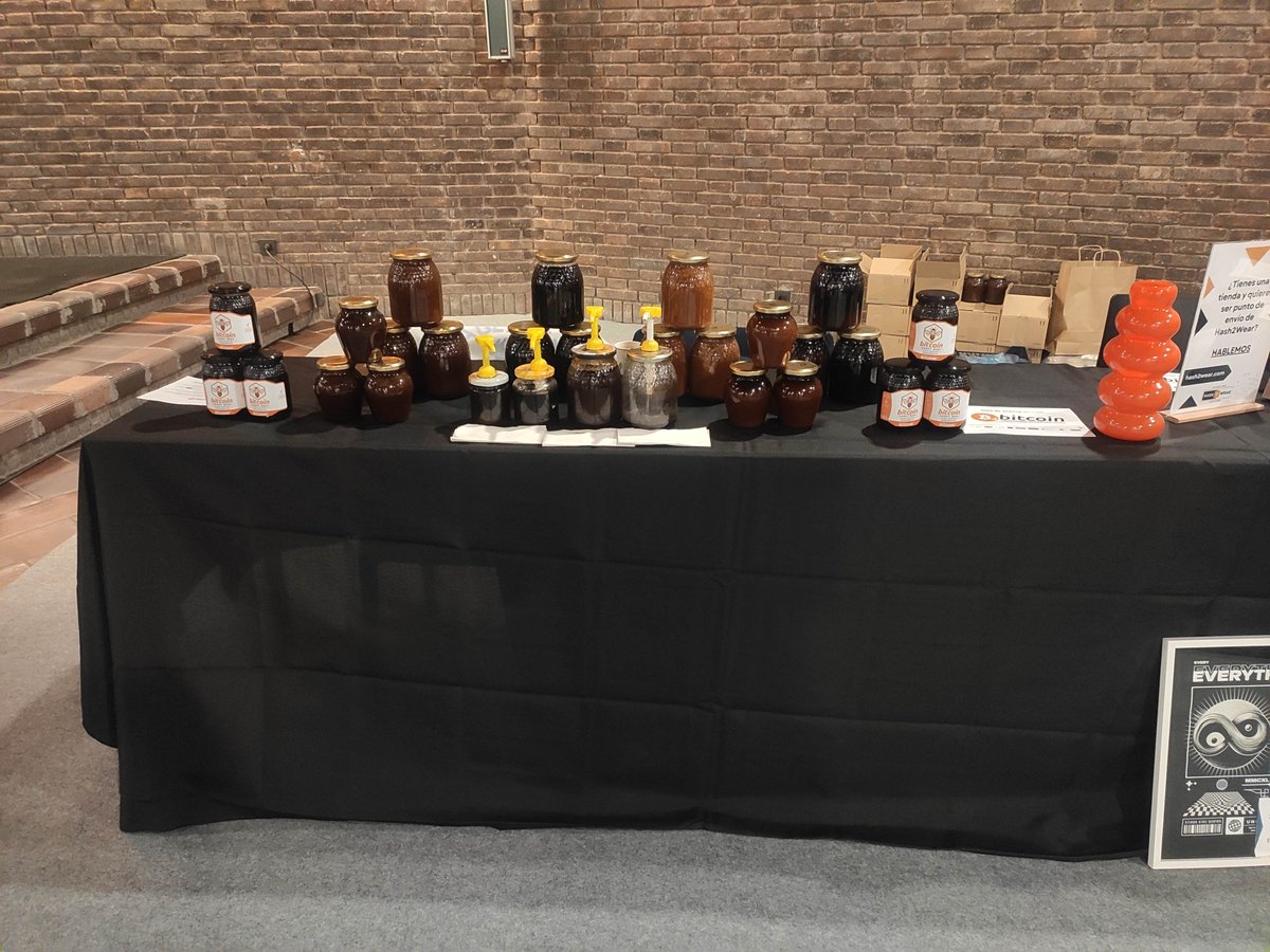 hash2wear's tweet photo. Aquí estamos como otro año más compartiendo mesa en la @Wo_Bitcoin con el gran @jozelito83 y Bitcoin Honey Bees! 
Venid a saludarnos en la zona de merch! https://t.co/Jq2pg3MwGD