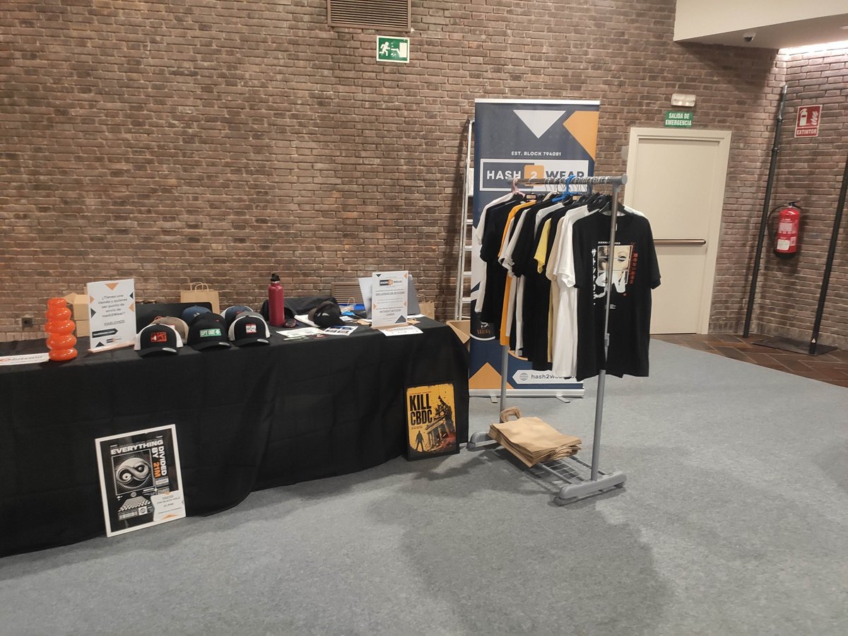 hash2wear's tweet photo. Aquí estamos como otro año más compartiendo mesa en la @Wo_Bitcoin con el gran @jozelito83 y Bitcoin Honey Bees! 
Venid a saludarnos en la zona de merch! https://t.co/Jq2pg3MwGD