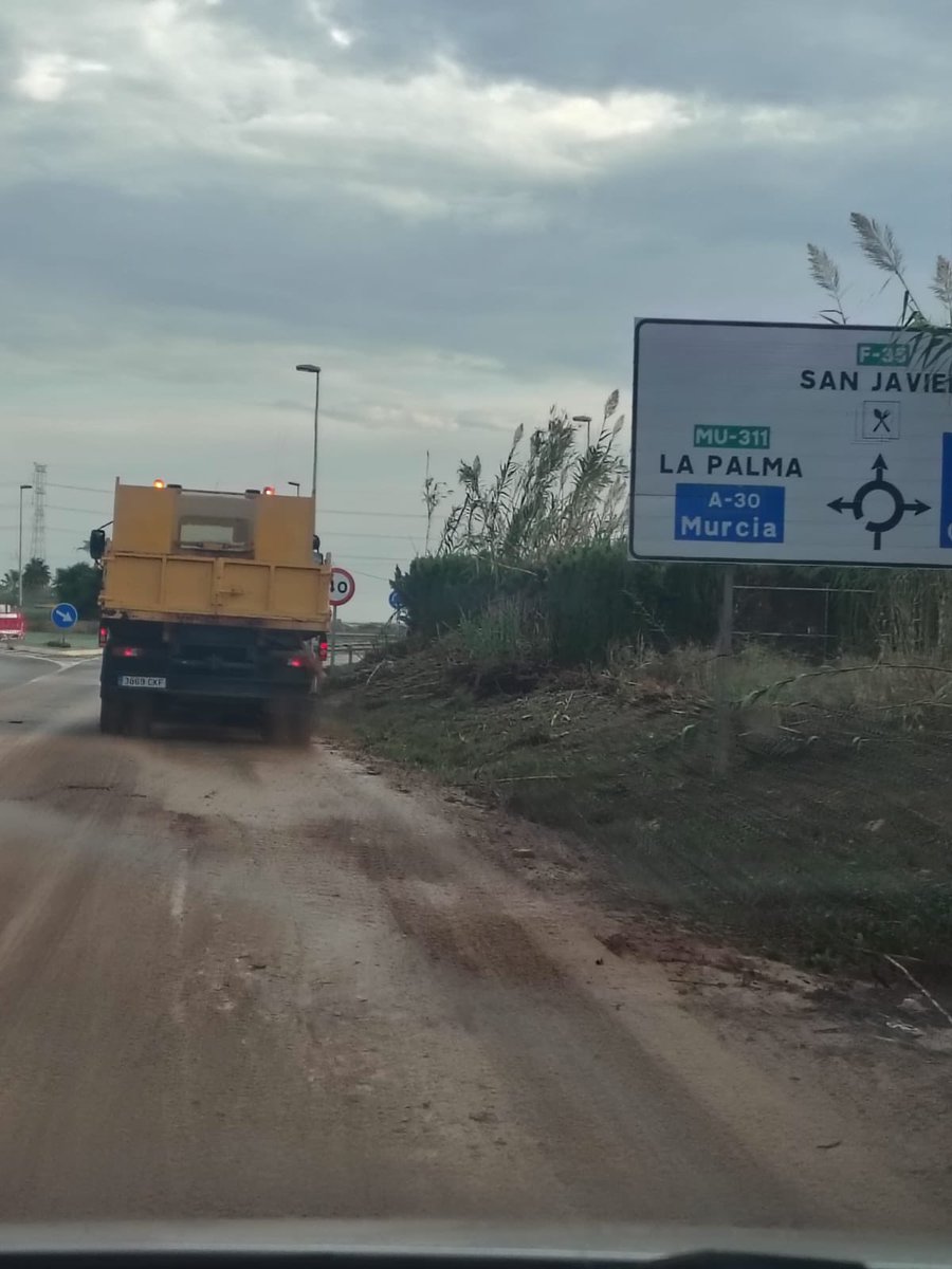 Fomento_RM's tweet photo. Los equipos de la Dirección General de Carreteras continúan trabajando en la limpieza de los arrastres provocados por las lluvias.

📷 RM-F35 #Cartagena https://t.co/M3yUdD3tFC