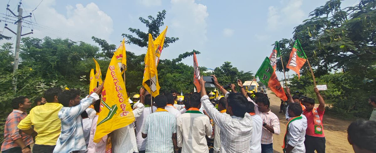 TeluguanteTDP's tweet photo. Lunch break at the BJP office near K. Samudram Road, Mahabubabad.
Lunch was arranged by TDP leader Kondapalli Rama Chandra Rao Garu, Mahabubabad Parliament Convenor.
Next stop : Narasampeta
#SevaSankalpYatra #Bhadrachalam #SevaSankalp #Telangana #JaiSriram https://t.co/JRjLoQLDVp