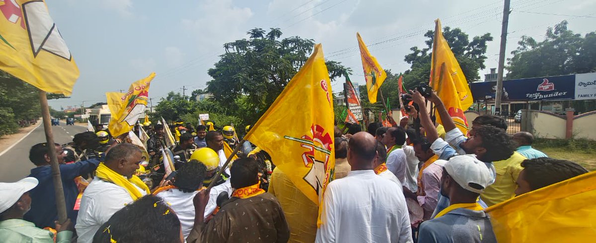 TeluguanteTDP's tweet photo. Lunch break at the BJP office near K. Samudram Road, Mahabubabad.
Lunch was arranged by TDP leader Kondapalli Rama Chandra Rao Garu, Mahabubabad Parliament Convenor.
Next stop : Narasampeta
#SevaSankalpYatra #Bhadrachalam #SevaSankalp #Telangana #JaiSriram https://t.co/JRjLoQLDVp