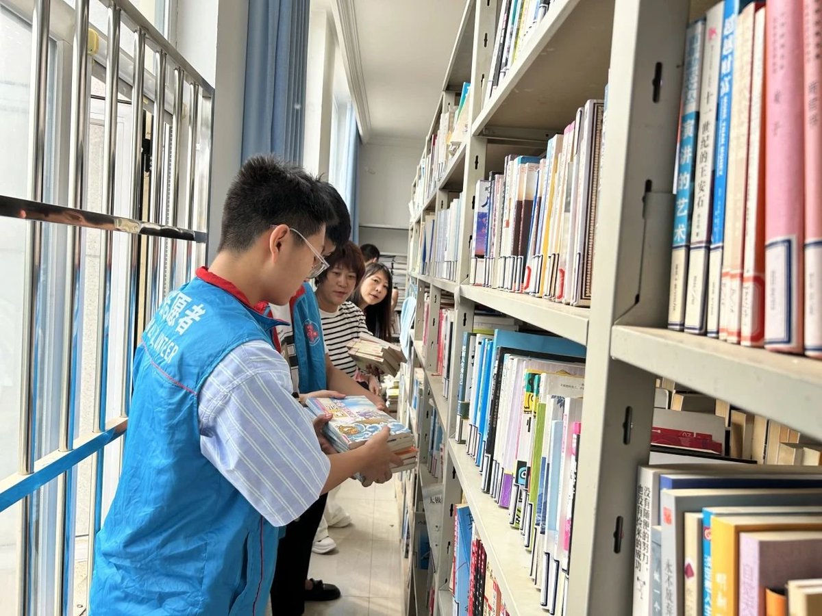 NeonCheetajw7y's tweet photo. Today I spent 3 hours sorting donated books for the local community library—seeing kids grab their new favorite storybooks makes every minute worth it! #VolunteerLove， https://t.co/qJBLLxfUFN
