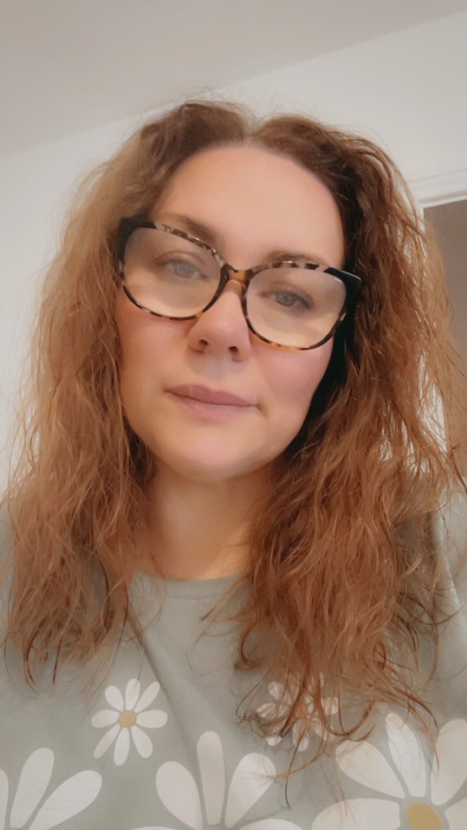 funnyone666's tweet photo. Not a straightener in use this day 🤦🏼‍♀️the natural look 😆 https://t.co/CwIg5cGsX4
