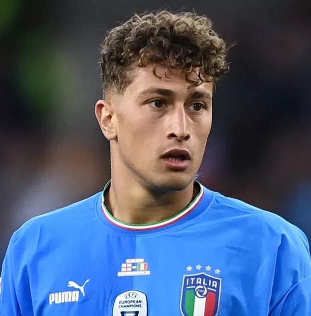 _BeFootball's tweet photo. 🚨 ON PEUT PARLER DE LA FAMILLE DES ESPOSITO OU PAS ? PARCE QUE C’EST SINCEREMENT UNE DINGUERIE. 😱🇮🇹 

Ils sont 3 frères, et les 3 ont déjà joué en sélection italienne.

▫️Salvatore (𝟮𝟬𝟬𝟬, 𝟭 𝘀𝗲́𝗹𝗲𝗰𝘁𝗶𝗼𝗻)
▫️Sebastiano (𝟮𝟬𝟬𝟮, 𝟮 𝘀𝗲́𝗹𝗲𝗰𝘁𝗶𝗼𝗻𝘀) 
▫️Pio (𝟮𝟬𝟬𝟱, 𝟭𝟮 𝘀𝗲́𝗹𝗲𝗰𝘁𝗶𝗼𝗻𝘀)

Les deux derniers étaient titulaires ensemble en attaque face à la Turquie 🇹🇷 et la France 🇫🇷.

UNE FAMILLE EN OR. 🌕