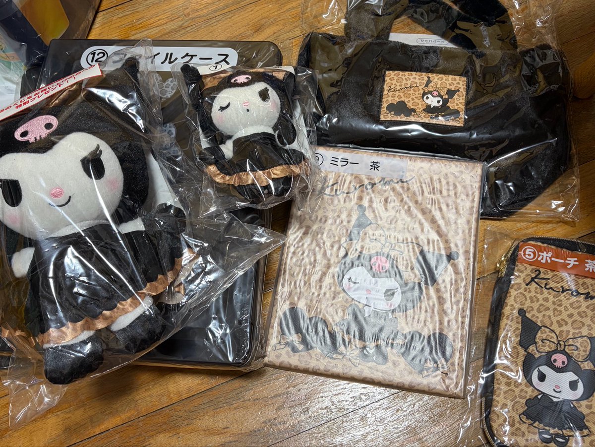 kamiotohide's tweet photo. クロミくじやった。
残りの多くない店舗で、友達がやった後に２回。
マスコットとファイルケース。
上位あって後10回なら全部やろうと思っていたら、友達も毛布が欲しいと。
私はラストワンも欲しかったので、全部やるか先に友達がやって、友達が上位ひいたらやらないことに。
その結果😅 https://t.co/khiCDI8rAi