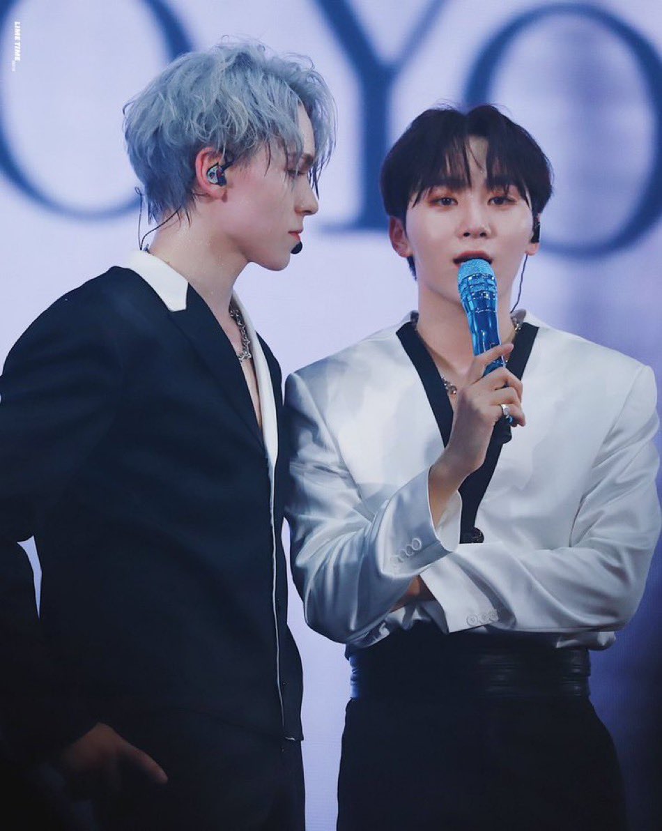 withdokyu's tweet photo. not my fault this is how they stand next to each other 😝 https://t.co/Kabq6VgmRo