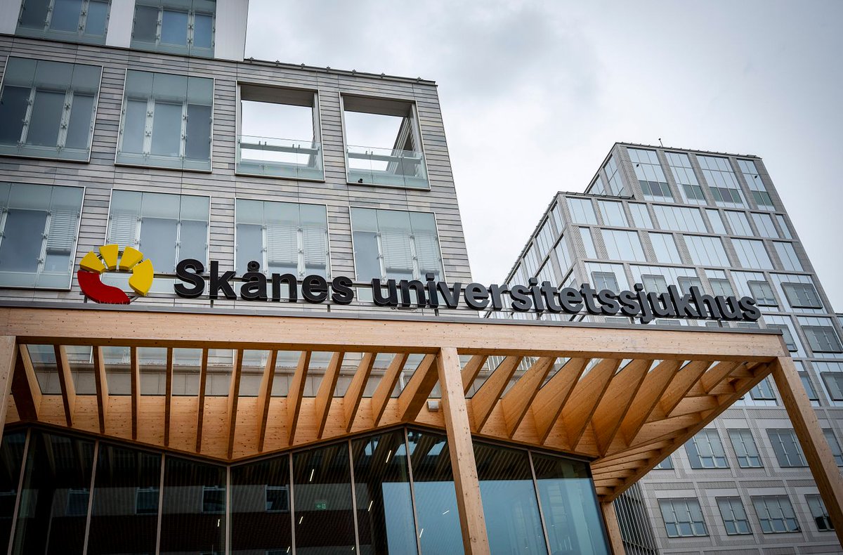 FluxAlert's tweet photo. 🔴 92 årig kvinna uppges ha våldtagits på sjukhus

Den 92 åriga kvinnan låg nyopererad och kopplad till dropp på Skånes universitetssjukhus i Malmö när en manlig undersköterska kom in för att byta hennes kateterpåse.

Enligt kvinnans berättelse flyttade mannen undan hennes sängbord och började sedan penetrera henne med fingrarna. Hon uppger att hon försökte försvara sig men var begränsad av droppet och betydligt svagare än mannen.

Efter händelsen berättade hon för personalen och en polisanmälan gjordes. Kvinnan topsades för att säkra biologiska spår. Det fanns även stöd för hennes berättelse i form av personer som hon berättat om händelsen för samt dokumenterade uppgifter i patientjournalen om rodnad och irritation i underlivet.

Den utpekade undersköterskan nekade till brott.

Åklagaren lade senare ned förundersökningen med motiveringen att stödbevisningen inte var tillräckligt stark för att väcka åtal.

Sjukhuset stängde av undersköterskan och genomförde en intern utredning. Verksamhetschefen uppger att den inte gav tillräckligt stöd för att fastställa att övergreppet hade ägt rum.

Enligt en sammanställning från Polismyndigheten har 88 personer inom vård och omsorg polisanmälts för våldtäkt mot äldre under de senaste fyra åren. Endast nio har dömts för våldtäkt.

Källa: Samnytt