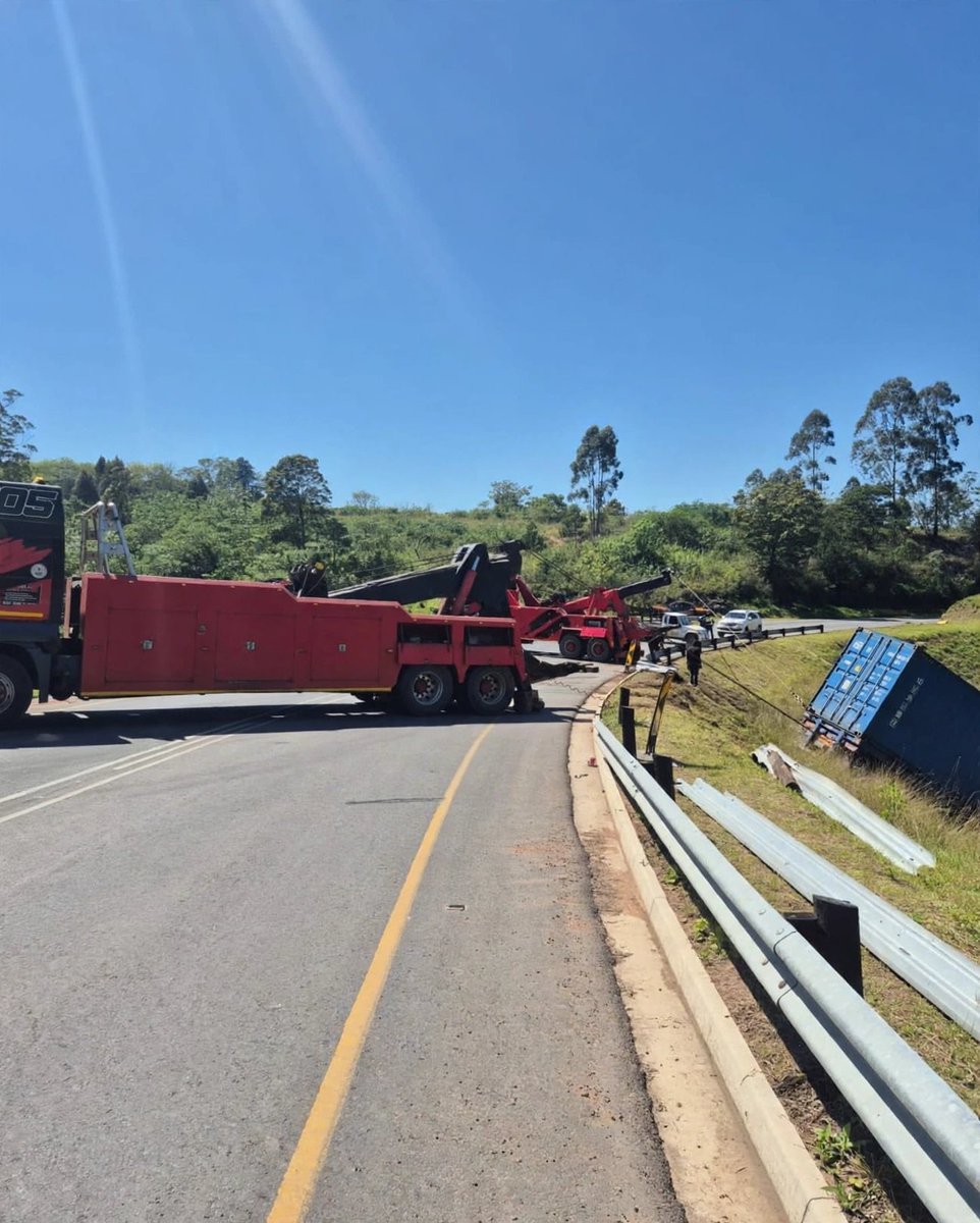 lnnocent191535's tweet photo. KwaZulu Natal

ONGOING - Truck Crash Recovery on Meadway Road in Drummond. The road is still CLOSED for recovery. Expect delays if travelling on this route.

#KZNTraffic 
 #SANationalUpdates https://t.co/YdADSMViPZ