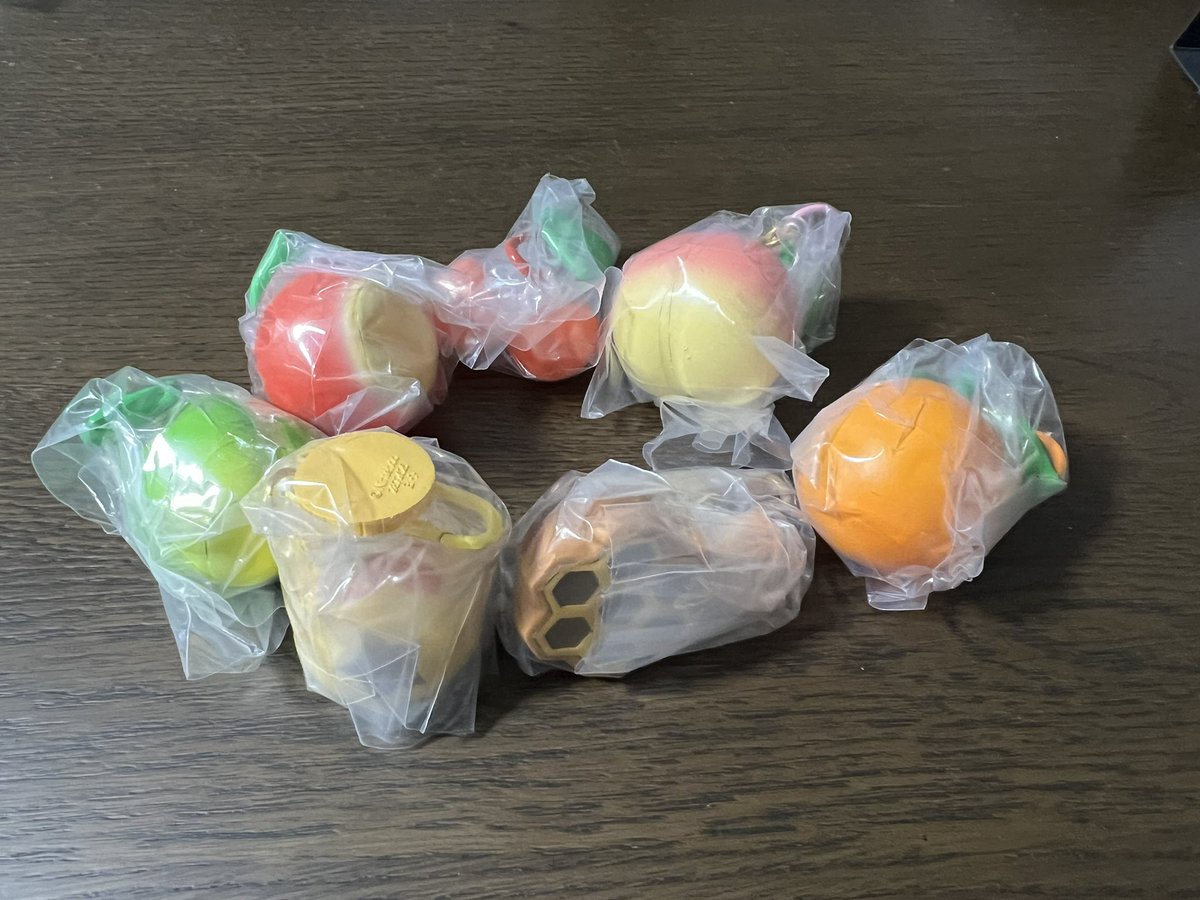 pingubox453's tweet photo. 本日の収穫🍐🍎🍒🍑🍊💰🐝
#どうぶつの森 #Nintendo https://t.co/DLLBquZioZ