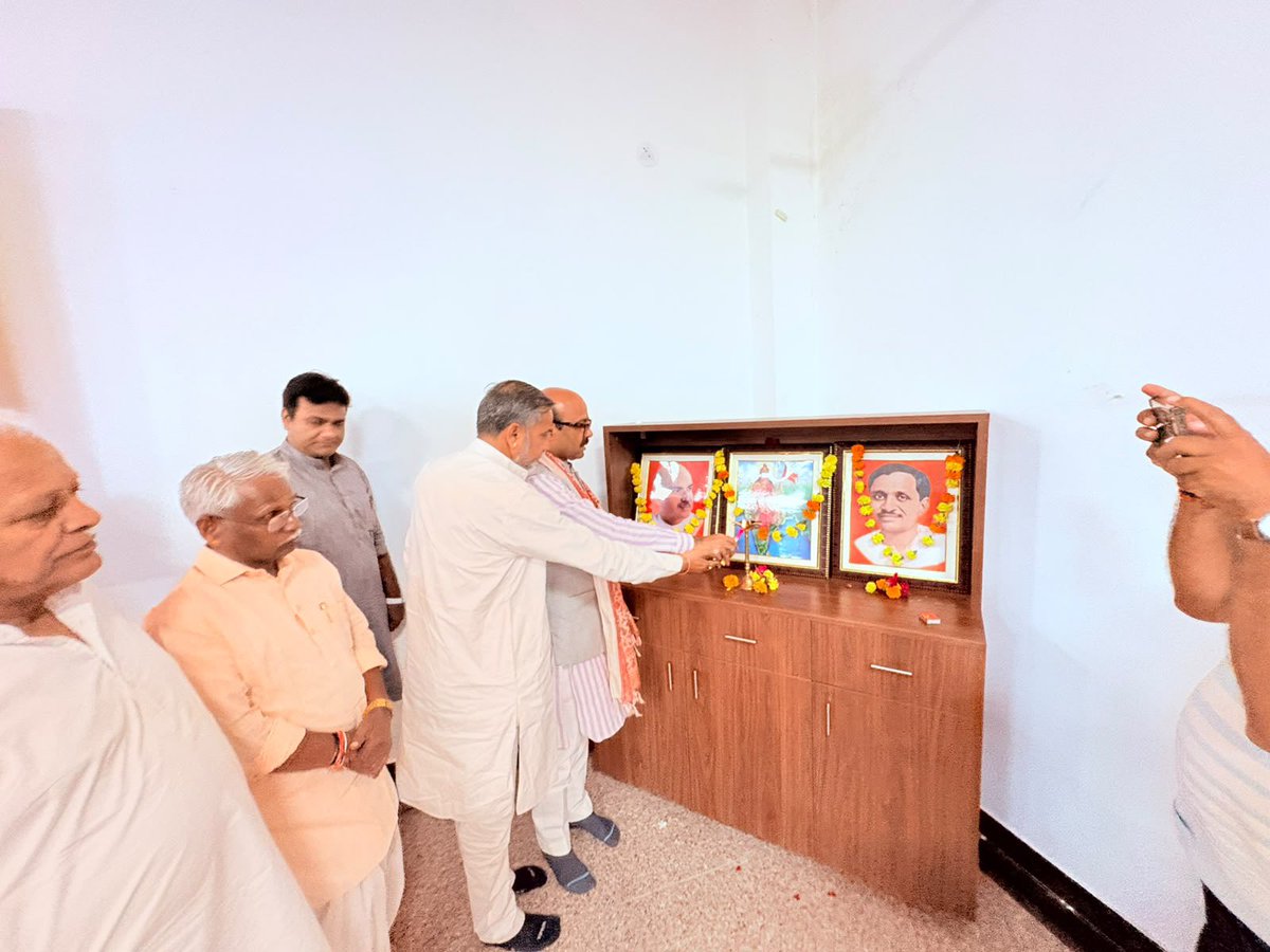 HarishD_BJP's tweet photo. आज उदयपुर स्थित भाजपा जिला कार्यालय में उदयपुर देहात की  आगामी पंचायती राज चुनावों की पूर्व तैयारियों के संबंध में आयोजित महत्वपूर्ण सांगठनिक बैठक में सहभागिता की।

बैठक में आगामी पंचायत राज चुनावों की तैयारियों, बूथ स्तर तक संगठन की मजबूती और राज्य व केंद्र सरकार की जनकल्याणकारी योजनाओं को जन-जन तक पहुँचाने की रणनीति पर विस्तृत चर्चा हुई। 

सभी कार्यकर्ताओं ने एकजुट होकर आगामी चुनावों में पार्टी की ऐतिहासिक विजय सुनिश्चित करने का संकल्प लिया।

इस अवसर पर प्रदेश उपाध्यक्ष व संभाग प्रभारी श्री नाहर सिंह जोधा जी, कैबिनेट मंत्री श्री बाबूलाल खराड़ी जी, उदयपुर संभाग चुनाव प्रभारी श्री राजेंद्र सिंह जी राठौड़, उदयपुर सांसद डॉ. मन्नालाल रावत जी, विधायक श्री फूल सिंह मीणा जी, देहात जिला अध्यक्ष श्री पुष्कर तेली जी सहित वरिष्ठ पदाधिकारियों व कार्यकर्ताओं की गरिमामयी उपस्थिति रही।@blsanthosh 

​#Udaipur #Rajasthan #PanchayatiRajElections