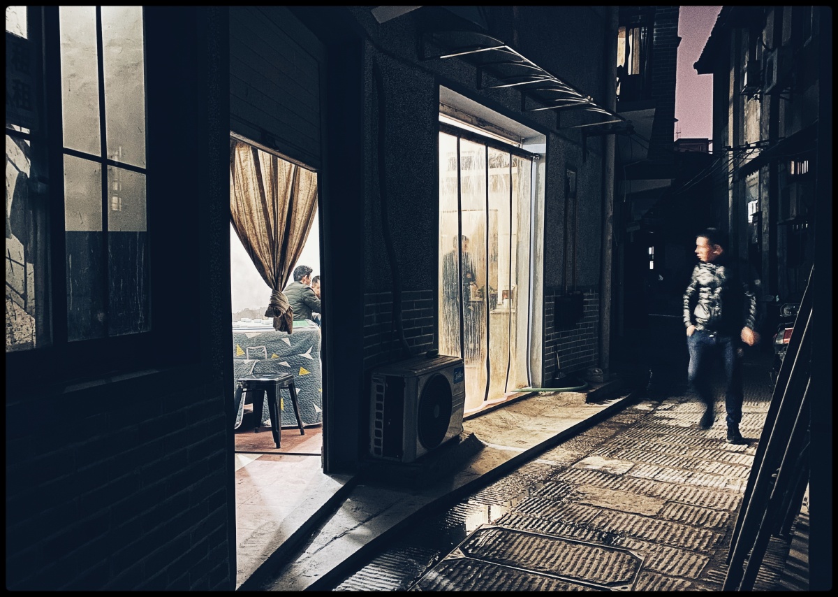 ModernPath0jff's tweet photo. Found this perfect sun-dappled alley coffee spot in the city today, just sitting here watching people rush by with their daily stories https://t.co/WhFFEkEEV4