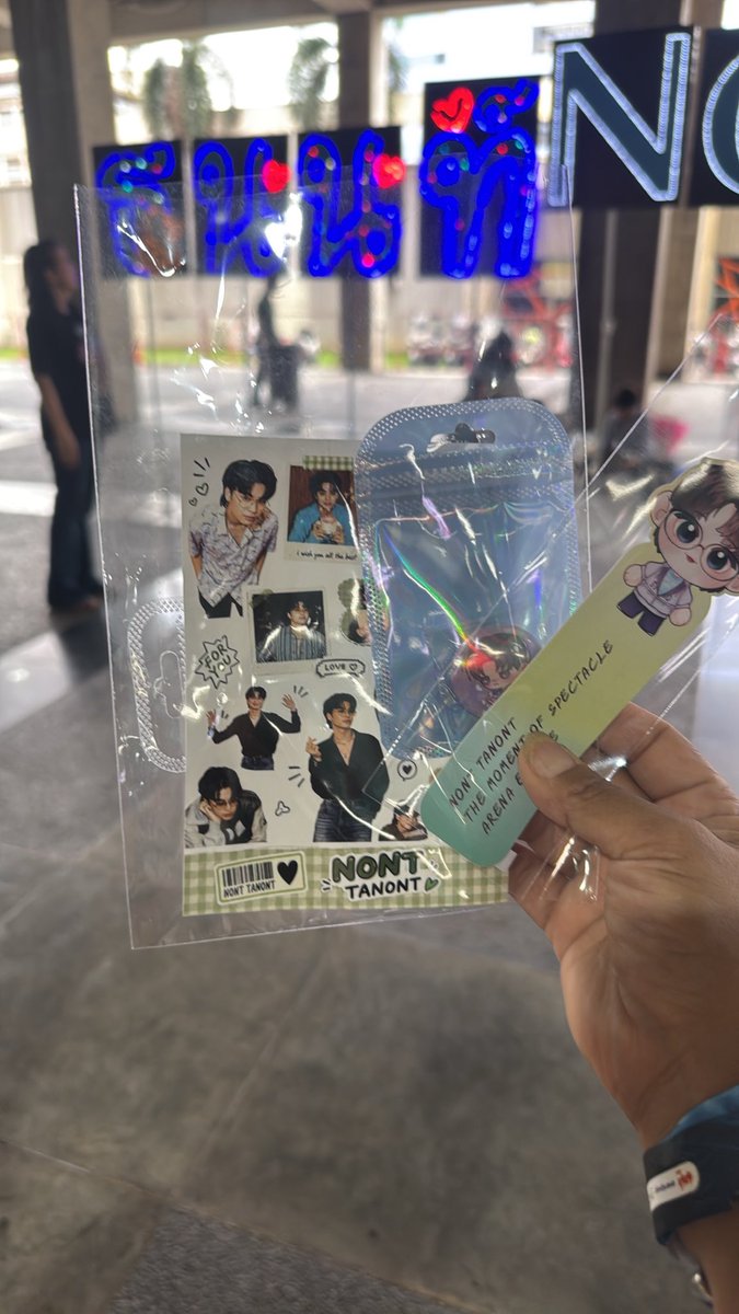 Ammy_Space's tweet photo. ขอบคุณ Give away แสนน่ารักจากน้องๆ #THEMOMENT_ARENAENCORE #NONTTANONT https://t.co/FbNGY1E3MN