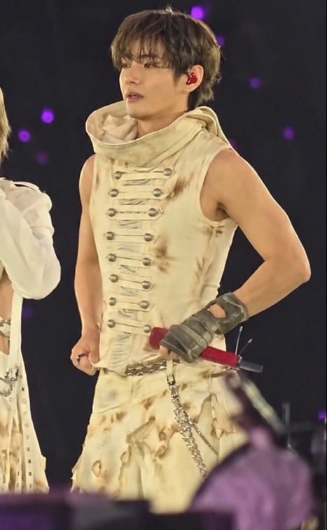 ivythvv's tweet photo. I will never shut up about this Kim Taehyung 😭 https://t.co/OclMaCblIn