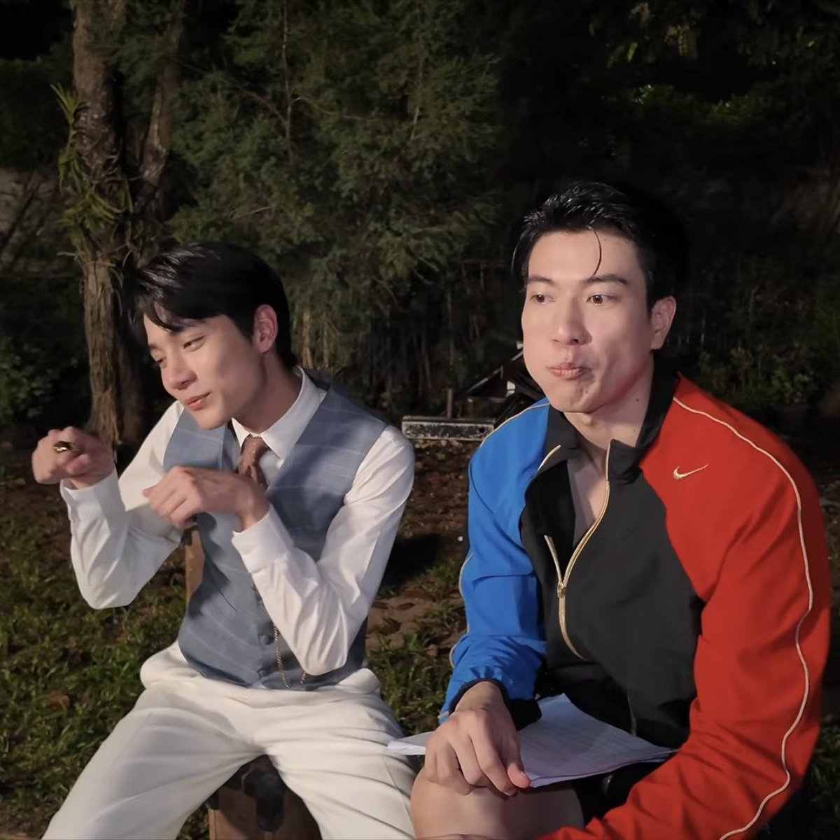 doublej_030611's tweet photo. โคตรชอบ จังหวะโคตรคอเมดี้ อีกคนพองลมเต็มที่หวังให้เค้าจุ๊บภพธีร์ อีกคนรีบจุ๊บเหมียวดีกว่า ลาก่อน 5555555 https://t.co/oxGTEYv6DV