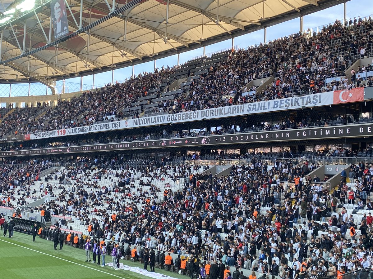TimeisBJK's tweet photo. Bunu da çalmazsınız aq ya hahahahahhaha dorukların değil de zirvelerin yazmış ölücem. https://t.co/dcnrWDi7R6