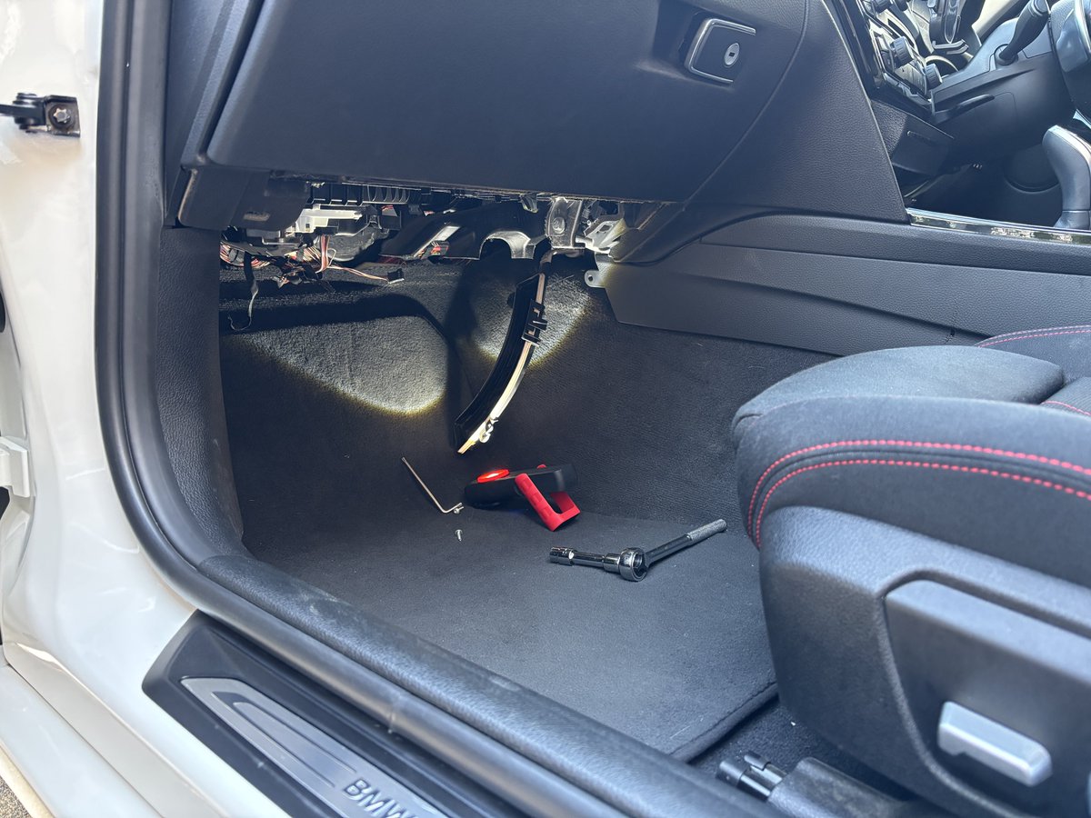 f30notmspo's tweet photo. 洗車して、面倒なエアコンフィルターを交換。

助手席下に潜り込む必要があるのでなかなか実行しておらず。
汚い… https://t.co/TijZ6Rkw7X