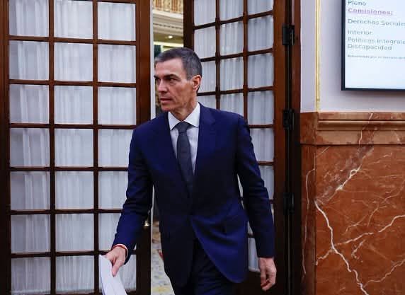 FuensantaLM's tweet photo. Este está aferrado al poder como a un clavo ardiendo.
Porque sabe, perfectamente, que como pierda los resortes de ese poder va a acabar en la cárcel más pronto que tarde. Él y su wife. https://t.co/dFSDgpZrdk