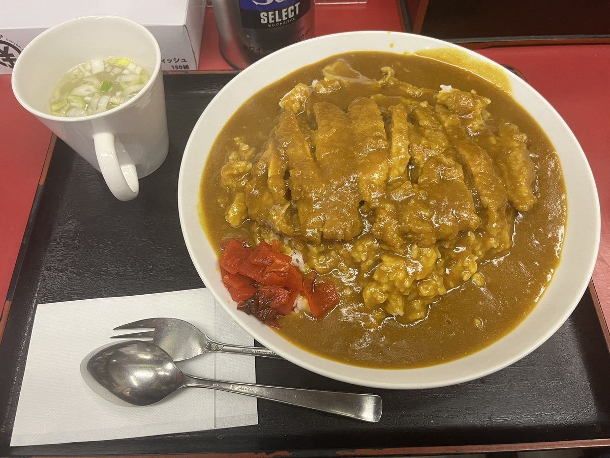 mucchan1202's tweet photo. 味のももんじ

カツカレー大盛り

このお店の2トップメニューのひとつ
ルーは小さな子も安心して食べられる甘口でカツも大きめサイズで美味い✨
辛味が欲しい方は卓上のラー油や一味で調整しましょう。
とにかく皿がデカい、＋50円で気安く大盛りにしたらご飯450gでギリ食べられました☺️ https://t.co/oXcl4BNLeo