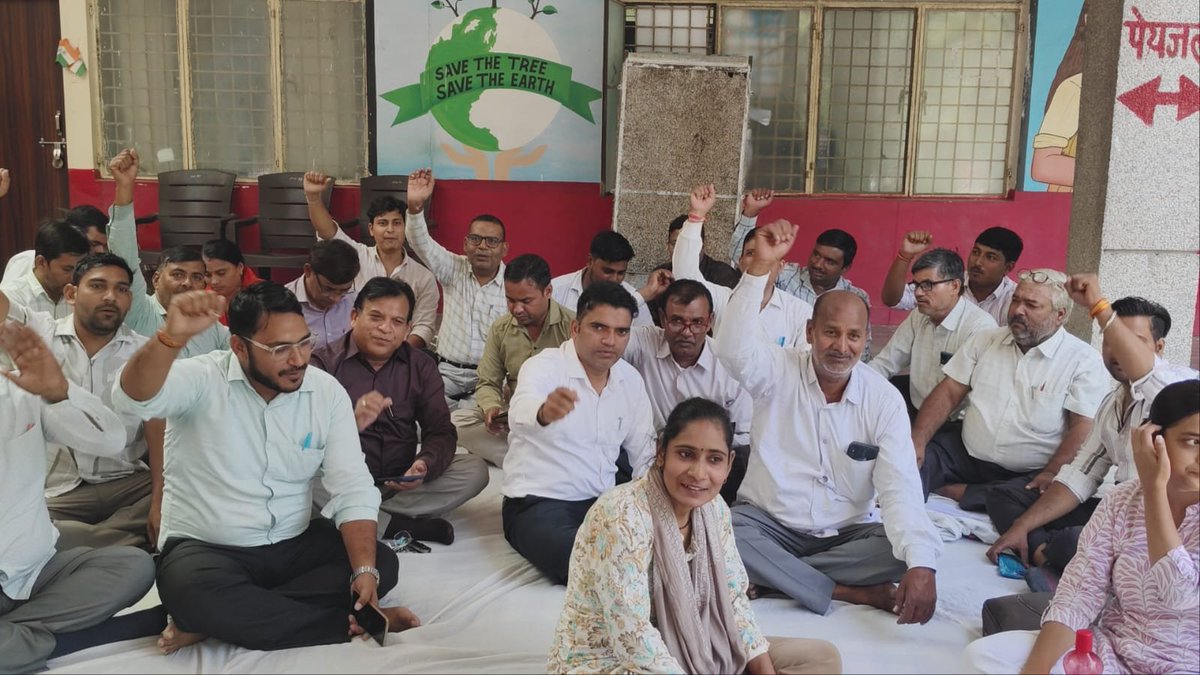 bstvlive's tweet photo. आगरा : लेखपालों ने समाधान दिवस का किया बहिष्कार

➡️उत्तर प्रदेश लेखपाल संघ के आह्वान पर विरोध
➡️तहसील में सभी लेखपालों ने दिया धरना
➡️आगरा की तहसील फतेहाबाद का मामला

#Agra #Lekhpals #Protest https://t.co/3PjElMRWmR