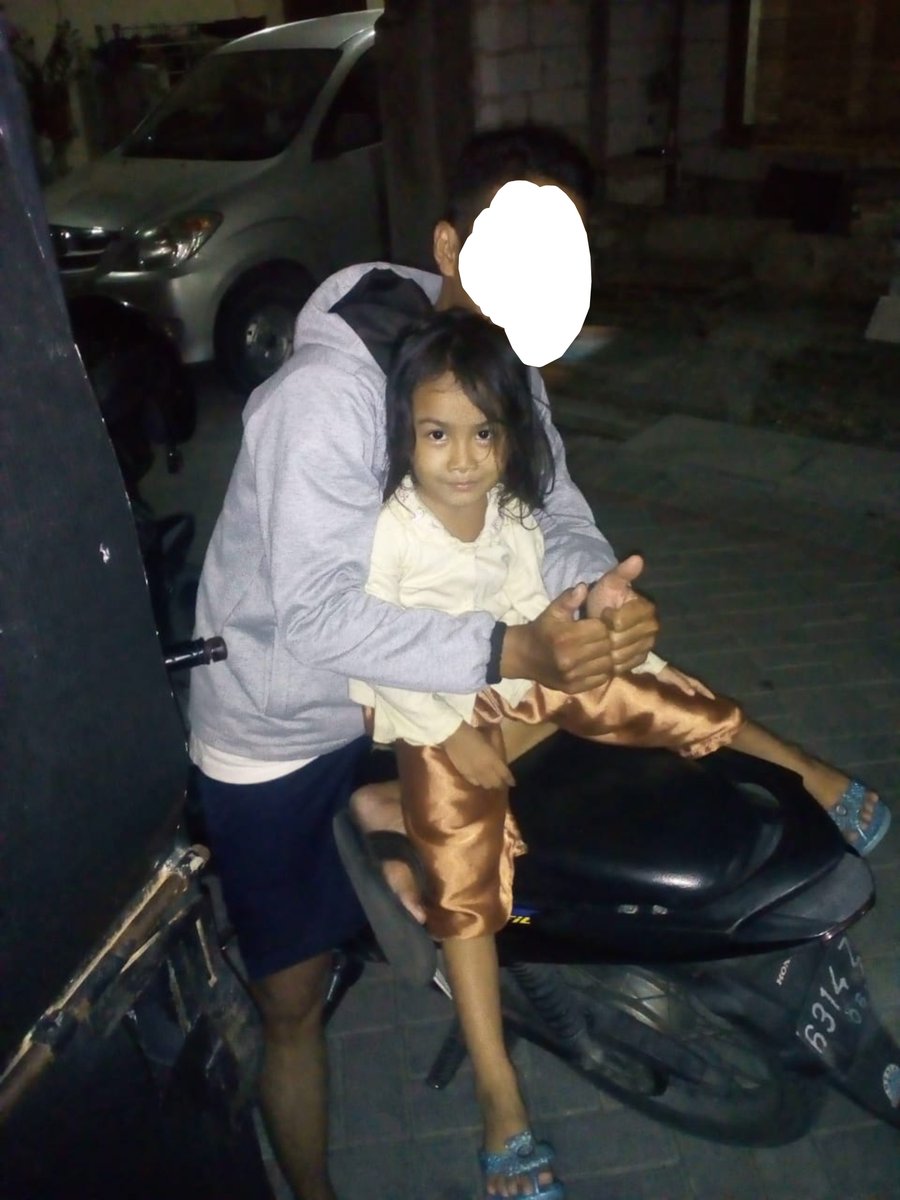salwaae0s's tweet photo. Little me.    &amp; my little bias

🙈👀 https://t.co/HvUbU8IudQ