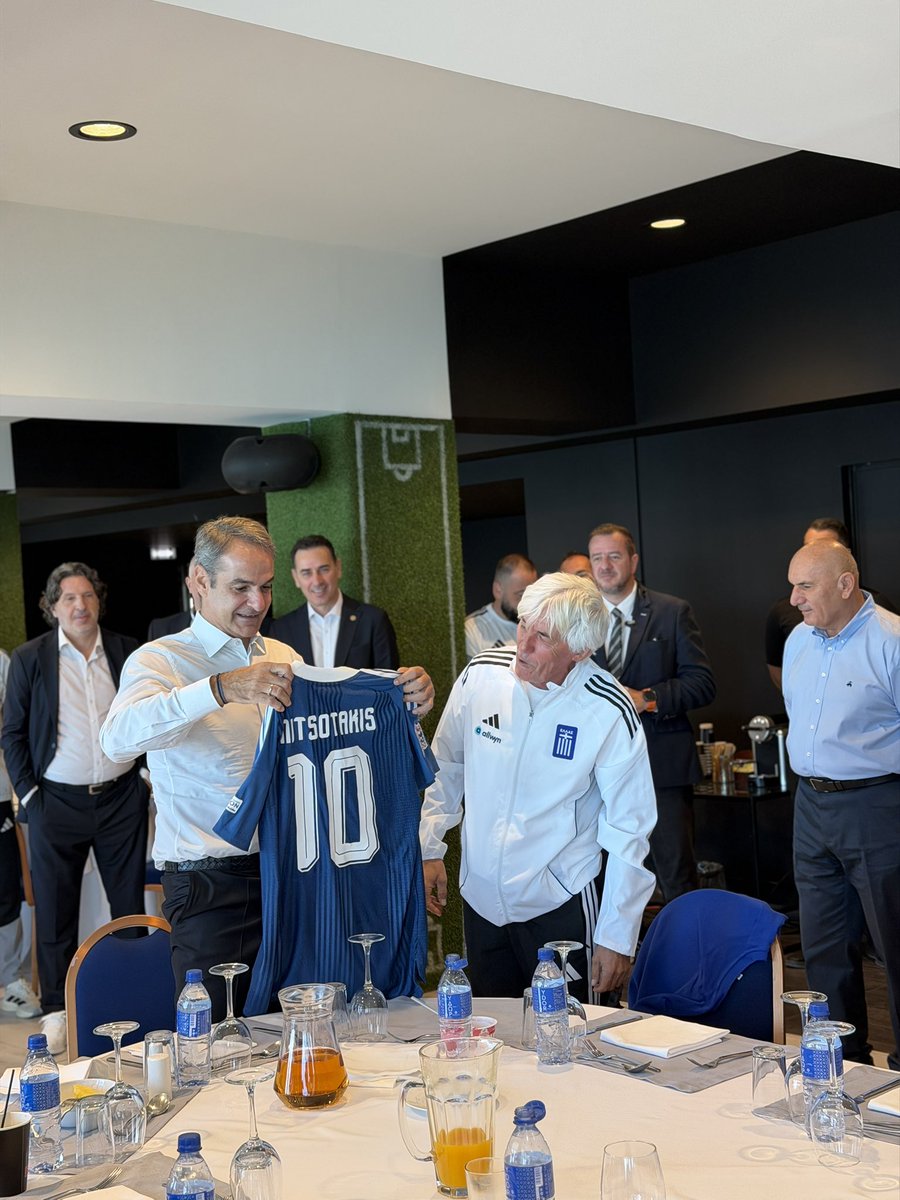 EthnikiOmada's tweet photo. Επίσκεψη του Πρωθυπουργού Κυριάκου Μητσοτάκη στο ξενοδοχείο της Εθνικής ομάδας🤝 https://t.co/LCZJziqTjQ