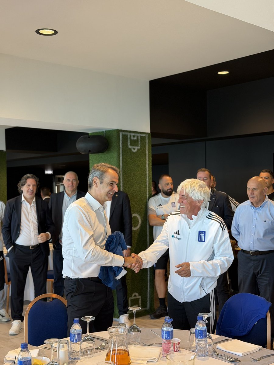 EthnikiOmada's tweet photo. Επίσκεψη του Πρωθυπουργού Κυριάκου Μητσοτάκη στο ξενοδοχείο της Εθνικής ομάδας🤝 https://t.co/LCZJziqTjQ