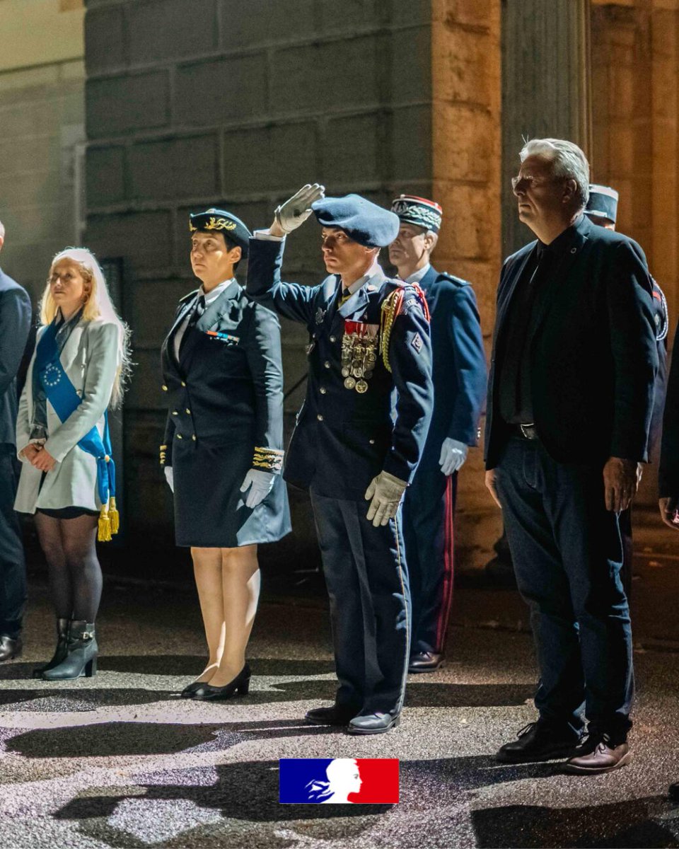 Prefet73's tweet photo. 🇫🇷 #Cérémonie | Ce jeudi 1er octobre, le château des Ducs de Savoie a accueilli la commémoration du 181e anniversaire des combats de Sidi-Brahim, véritable temps fort de la vie du 13e Bataillon de chasseurs alpins.

Autour de Vanina Nicoli, préfète de la Savoie et du Colonel Kévin Machet, chef de corps du 13e BCA, de nombreuses autorités civiles et militaires, élus et amis du bataillon, ainsi que les militaires et leurs familles, se sont réunis pour célébrer, dans la solennité et la fraternité, les valeurs qui fondent l’identité des chasseurs alpins. A cette occasion différentes distinctions militaires, individuelles et collectives, ont été décernées.

🎖️ Cette cérémonie hautement symbolique marque le souvenir des générations passées, la transmission d'un héritage et la continuité d'un engagement exceptionnel au service de la Nation. Au-delà de l’hommage rendu à leur histoire et à leurs traditions, elle témoigne aussi des liens profonds qui unissent le bataillon à la Savoie et à ses habitants. Des liens forgés au fil des années et nourris par une histoire commune, une présence quotidienne et un attachement particulier à ce territoire de montagne.

Crédits photos : @13eBCA 

#SidiBrahim #13eBCA #ChasseursAlpins #Savoie #Traditions #Engagement #DevoirDeMémoire