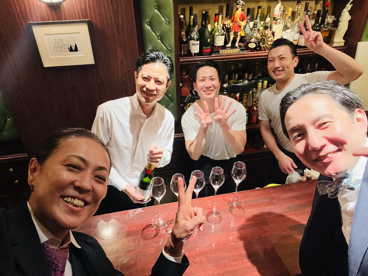 barfourseasons's tweet photo. 【下村バースデーに吉本がお祝いに！】

今日は下村の誕生日です！
昨日一足早く
吉本がお祝いをしてくれましたー(^^)

あっという間に入社５年が経ち
先輩と後輩の間で今では頼りになる存在となりました

今夜はセブンシーズンズでお祝いです(^^)

藤谷 https://t.co/rFG2gxWEZT
