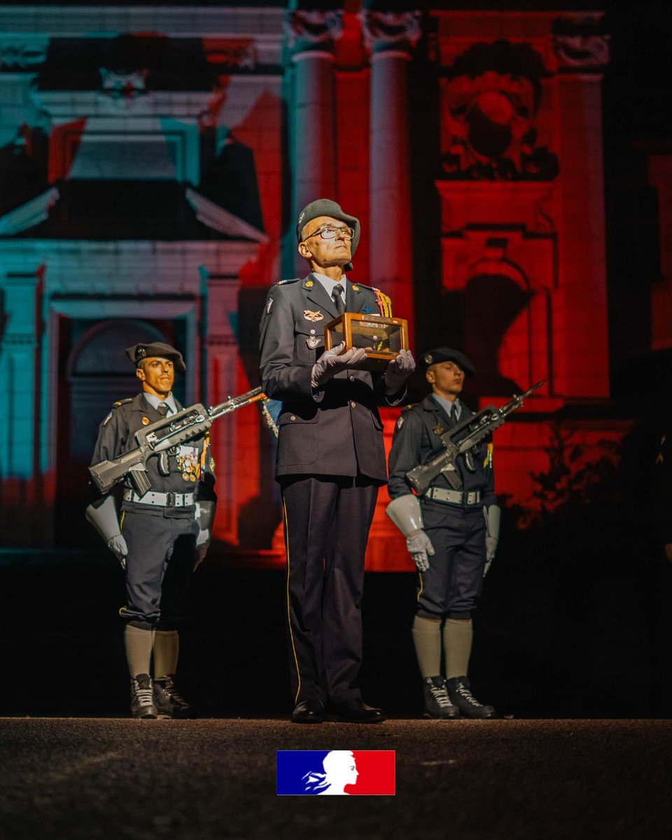 Prefet73's tweet photo. 🇫🇷 #Cérémonie | Ce jeudi 1er octobre, le château des Ducs de Savoie a accueilli la commémoration du 181e anniversaire des combats de Sidi-Brahim, véritable temps fort de la vie du 13e Bataillon de chasseurs alpins.

Autour de Vanina Nicoli, préfète de la Savoie et du Colonel Kévin Machet, chef de corps du 13e BCA, de nombreuses autorités civiles et militaires, élus et amis du bataillon, ainsi que les militaires et leurs familles, se sont réunis pour célébrer, dans la solennité et la fraternité, les valeurs qui fondent l’identité des chasseurs alpins. A cette occasion différentes distinctions militaires, individuelles et collectives, ont été décernées.

🎖️ Cette cérémonie hautement symbolique marque le souvenir des générations passées, la transmission d'un héritage et la continuité d'un engagement exceptionnel au service de la Nation. Au-delà de l’hommage rendu à leur histoire et à leurs traditions, elle témoigne aussi des liens profonds qui unissent le bataillon à la Savoie et à ses habitants. Des liens forgés au fil des années et nourris par une histoire commune, une présence quotidienne et un attachement particulier à ce territoire de montagne.

Crédits photos : @13eBCA 

#SidiBrahim #13eBCA #ChasseursAlpins #Savoie #Traditions #Engagement #DevoirDeMémoire